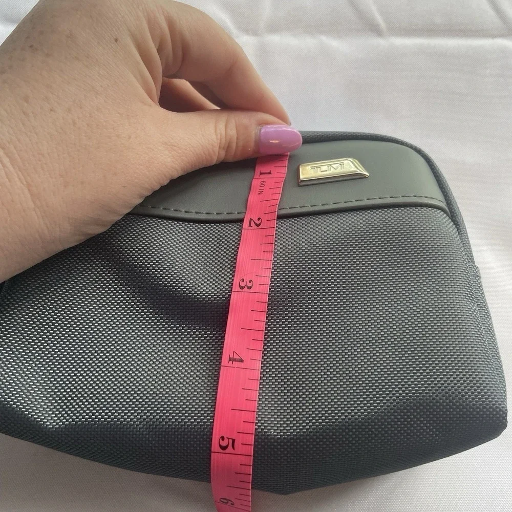 Tumi Delta Airlines First Class Amenity Track Bag Pouch Toiletry Kit EUC Gray